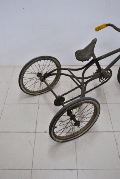 Triciclo antiguo de metal - Imagen 2