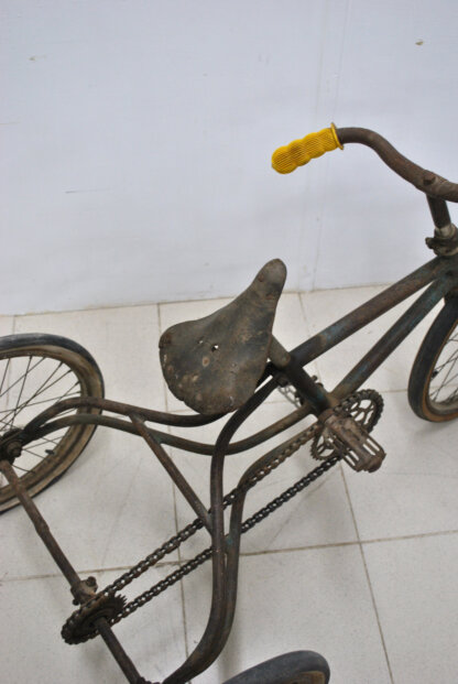 Triciclo antiguo de metal - Imagen 3