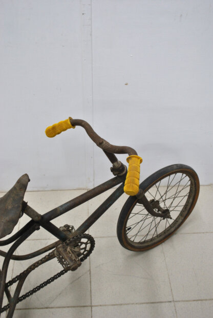 Triciclo antiguo de metal - Imagen 4