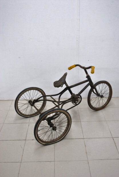 Triciclo antiguo de metal