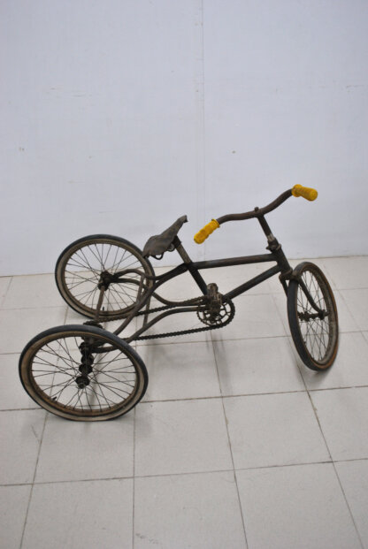 Triciclo antiguo de metal - Imagen 5