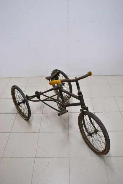 Triciclo antiguo de metal - Imagen 6