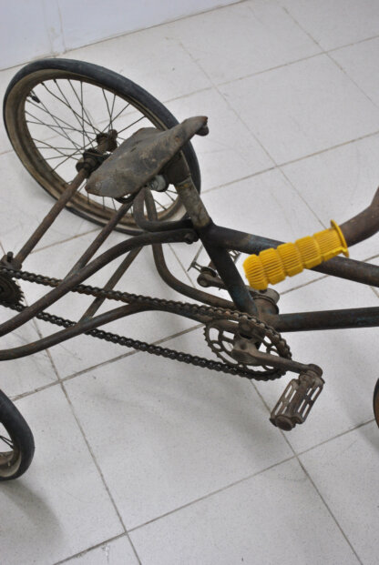 Triciclo antiguo de metal - Imagen 7