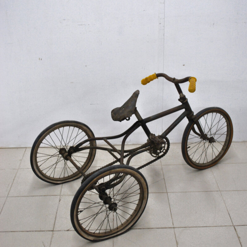 Triciclo antiguo de metal