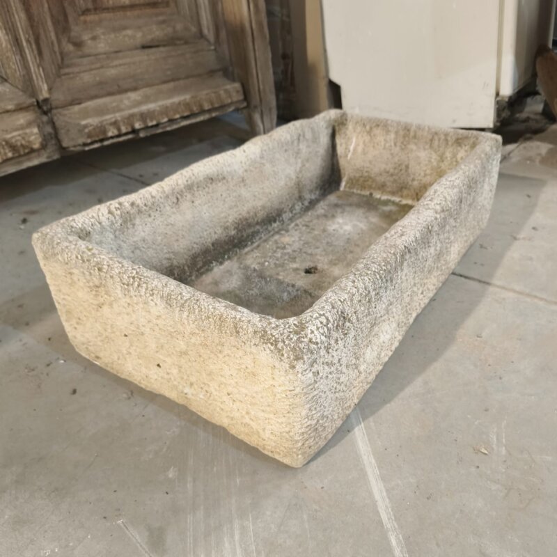 Pila antigua de piedra