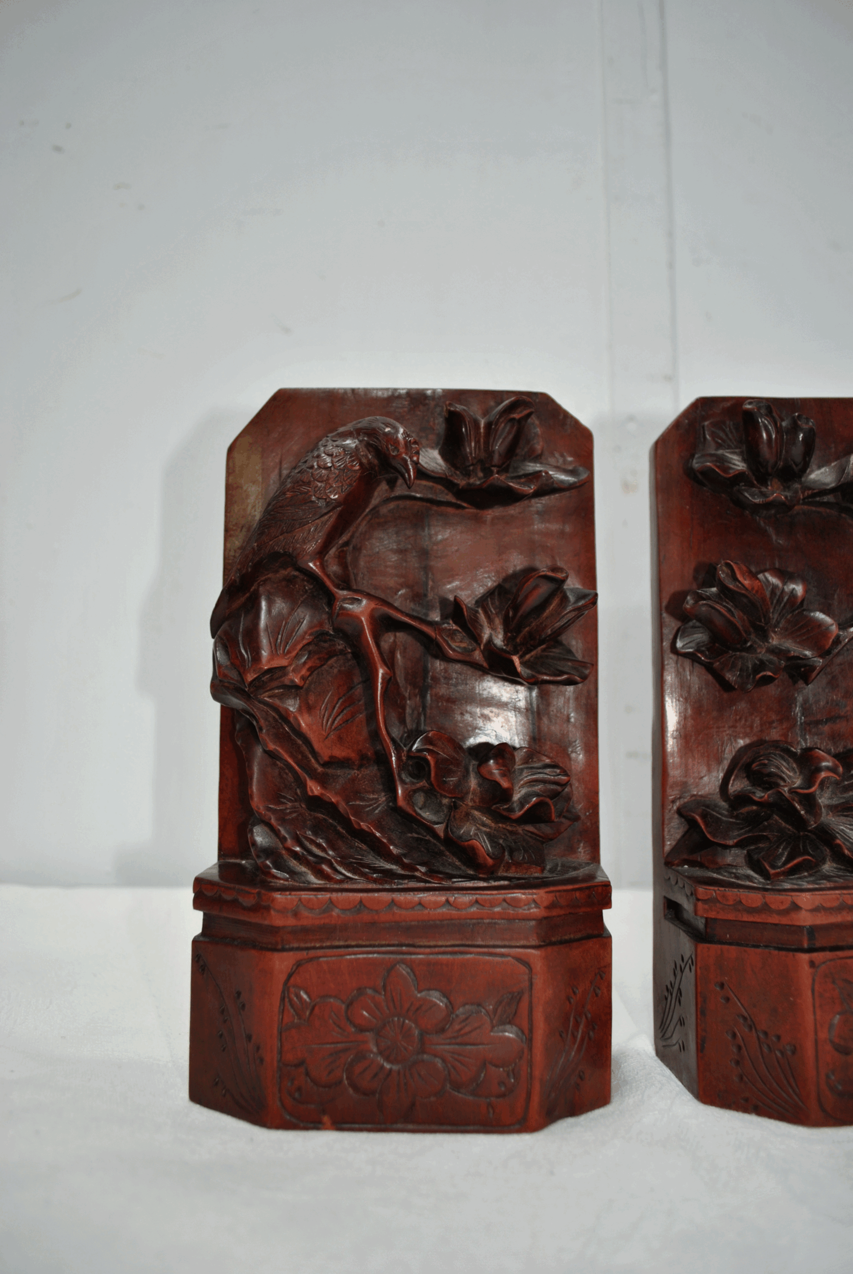 Pareja de sujeta-libros tallados - Imagen 2