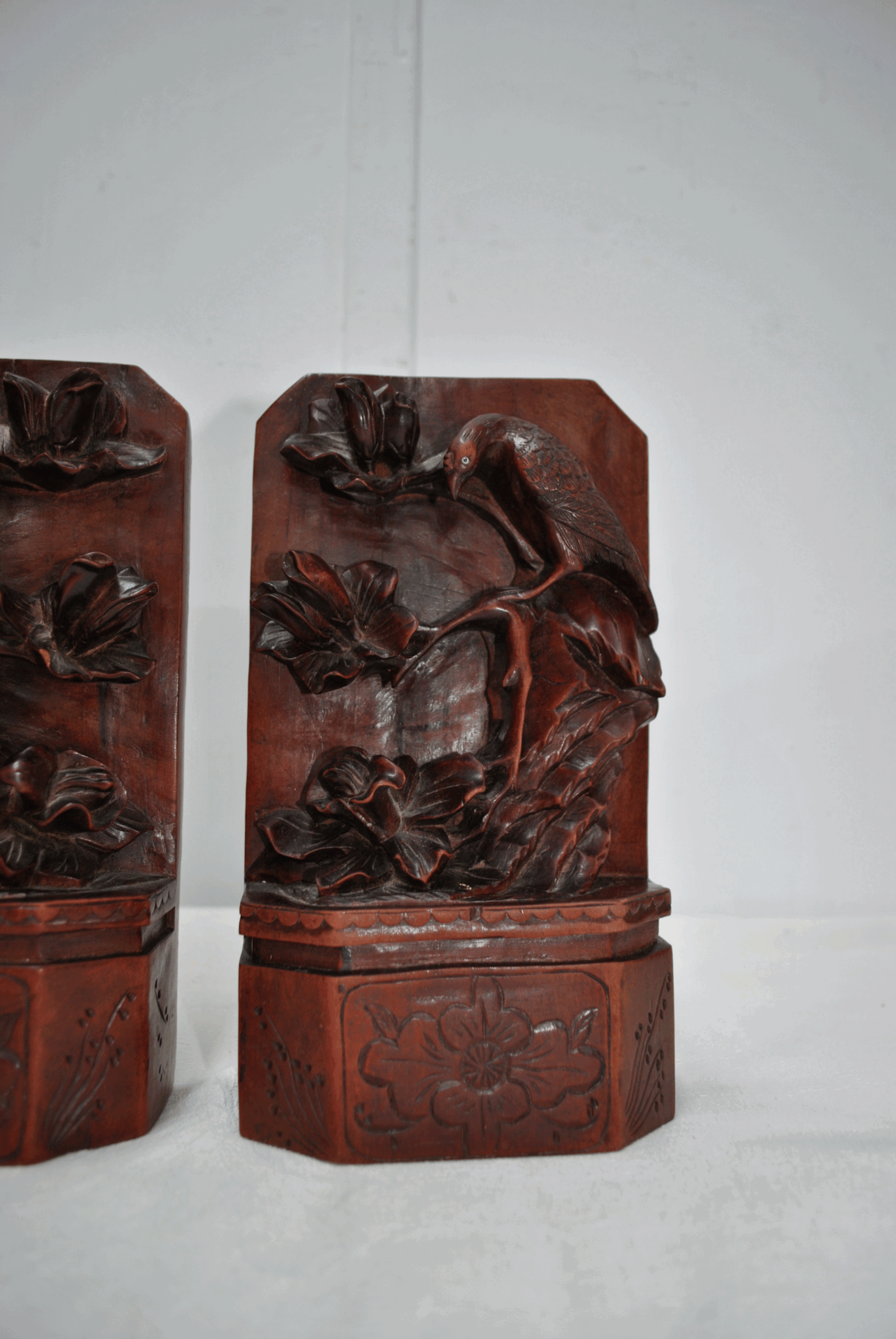 Pareja de sujeta-libros tallados - Imagen 3