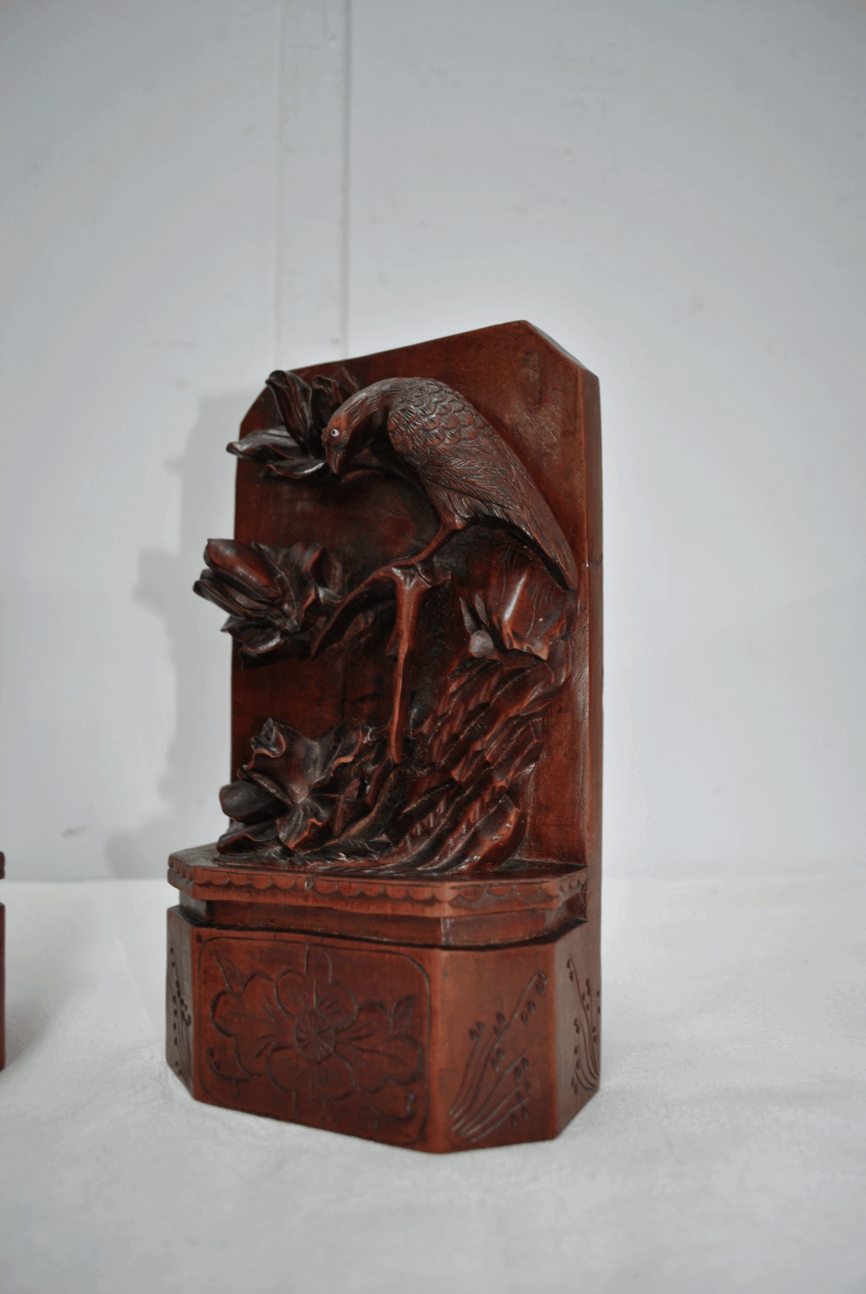 Pareja de sujeta-libros tallados - Imagen 4