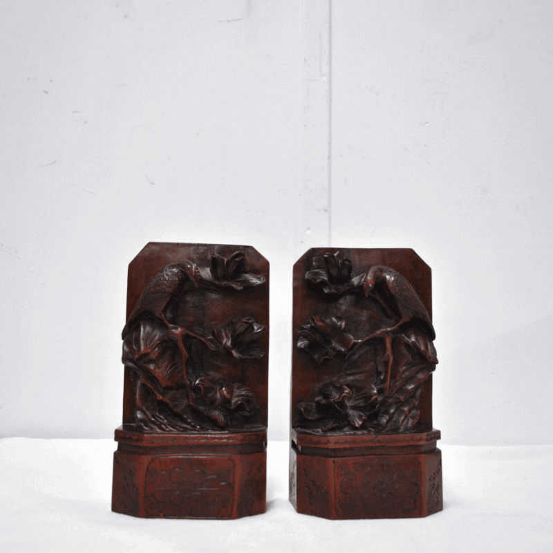 Pareja de sujeta-libros tallados