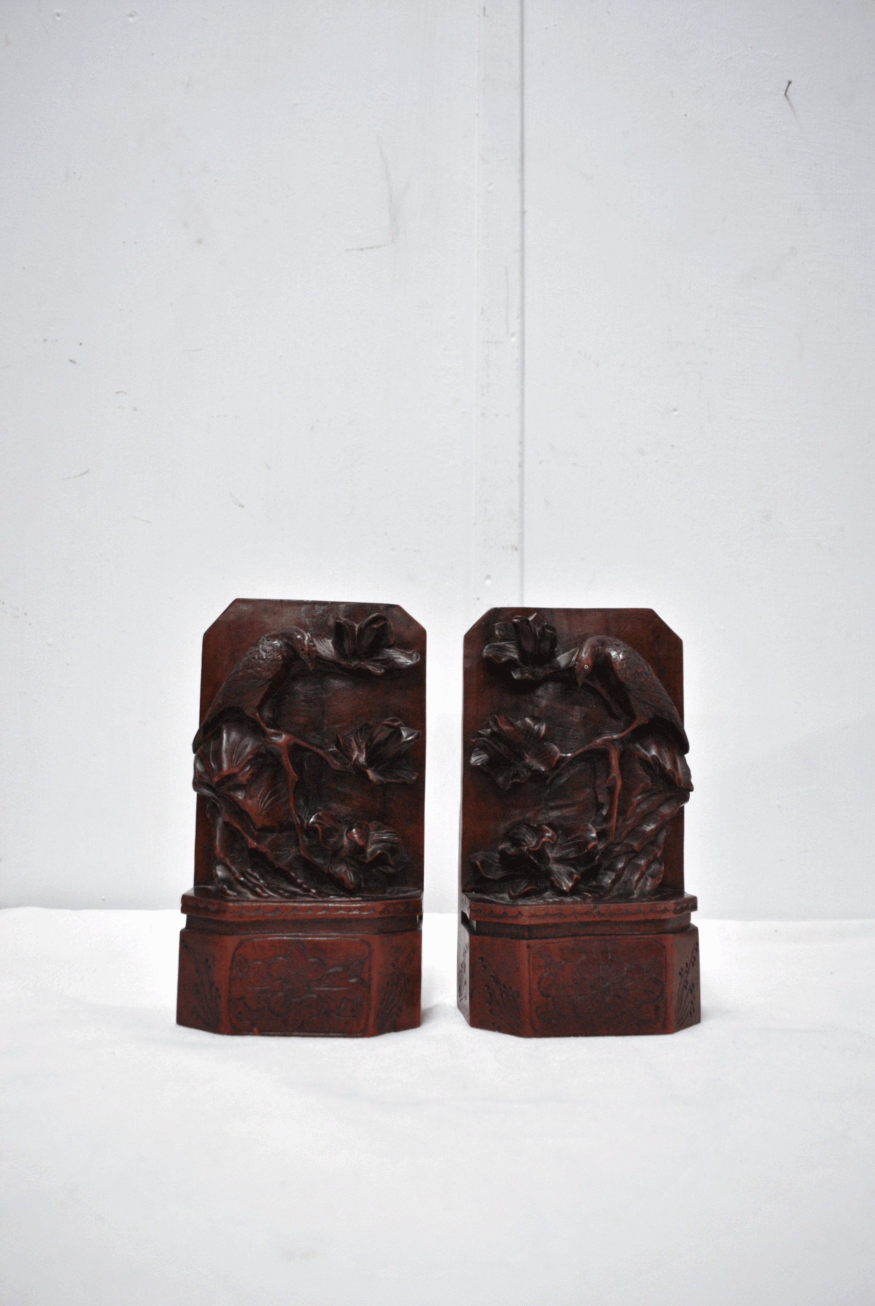 Pareja de sujeta-libros tallados