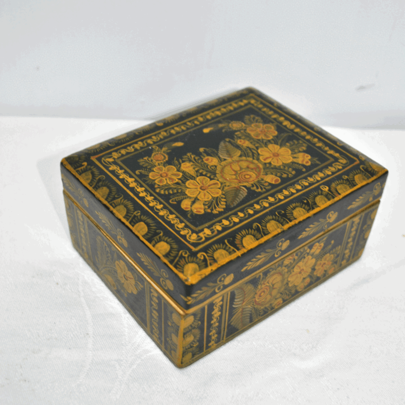 Caja antigua lacada flores