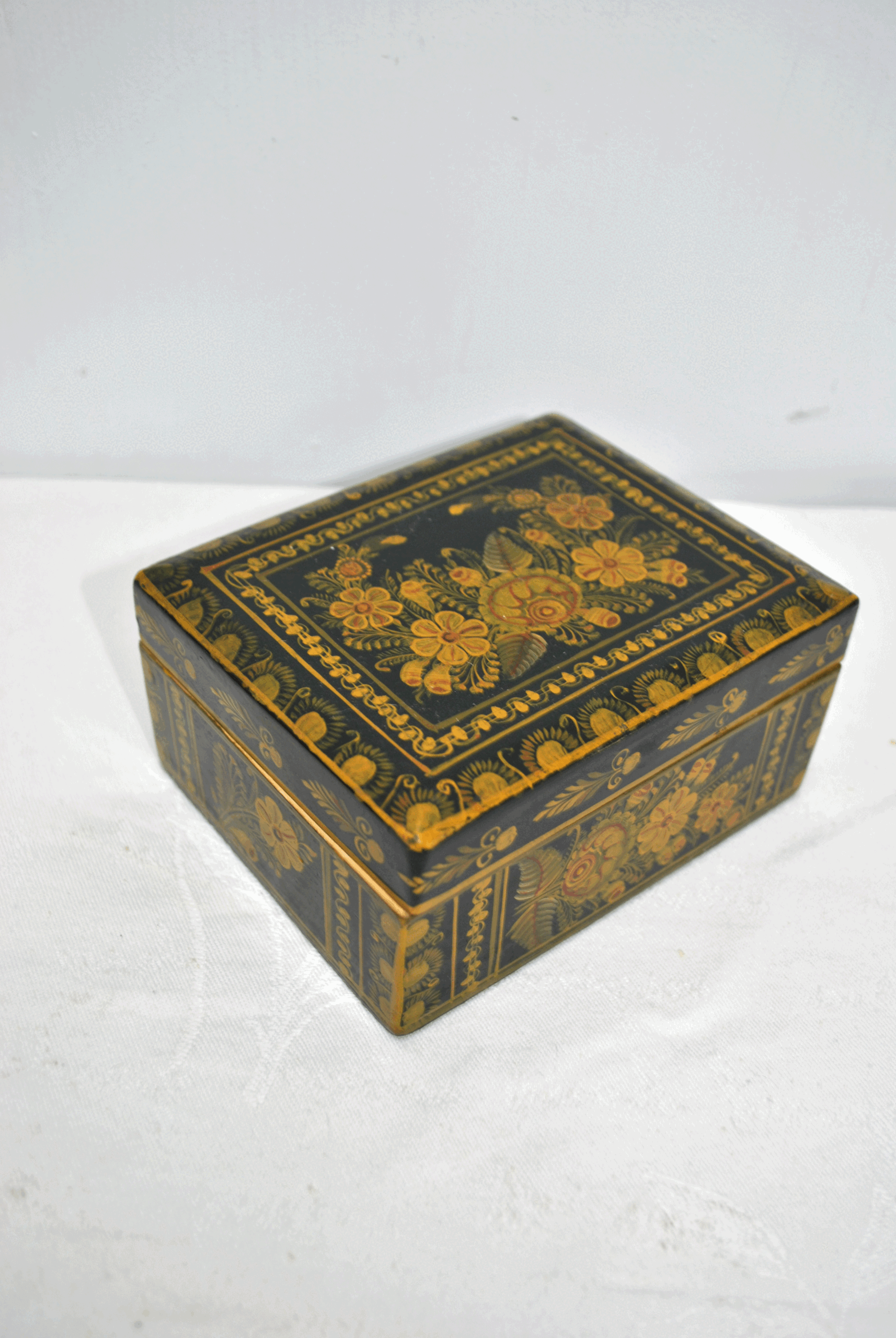 Caja antigua lacada flores