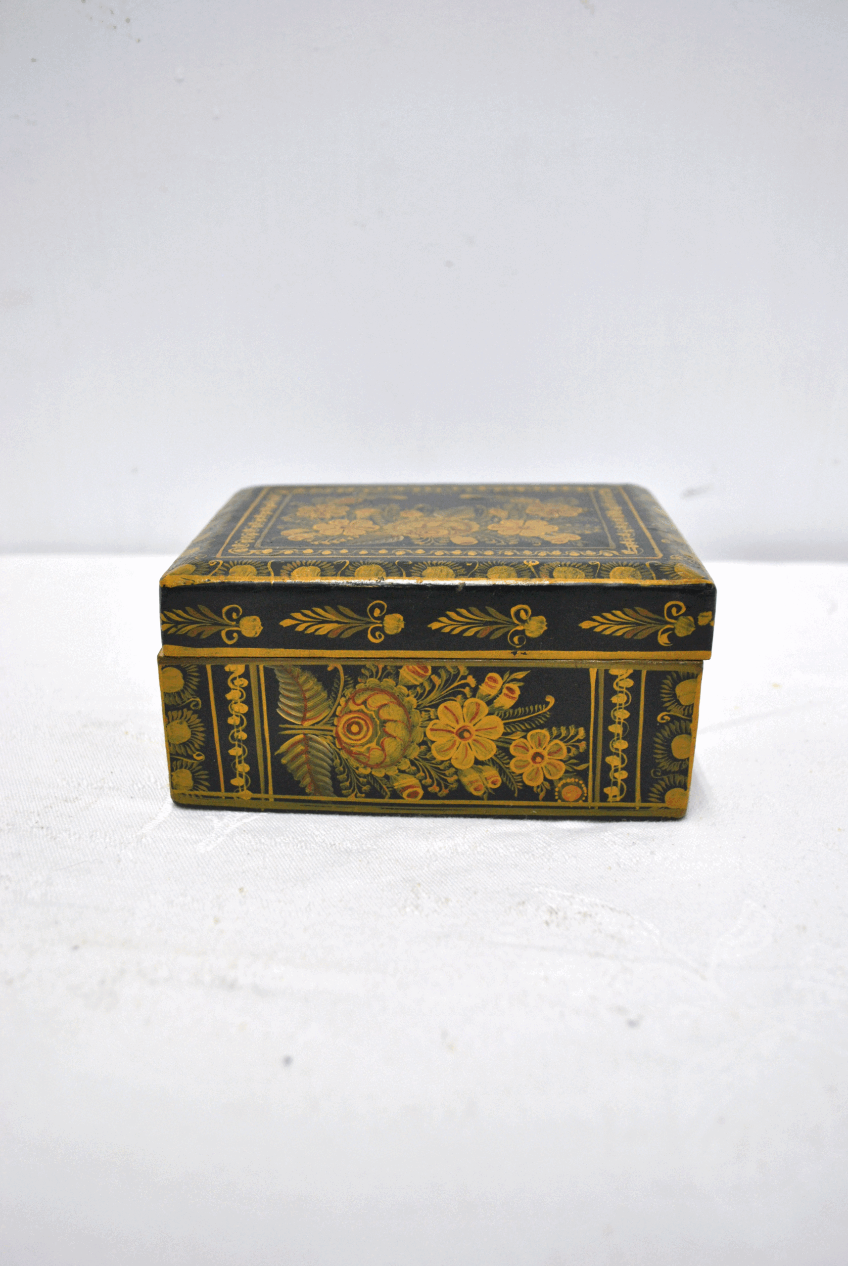 Caja antigua lacada flores - Imagen 2