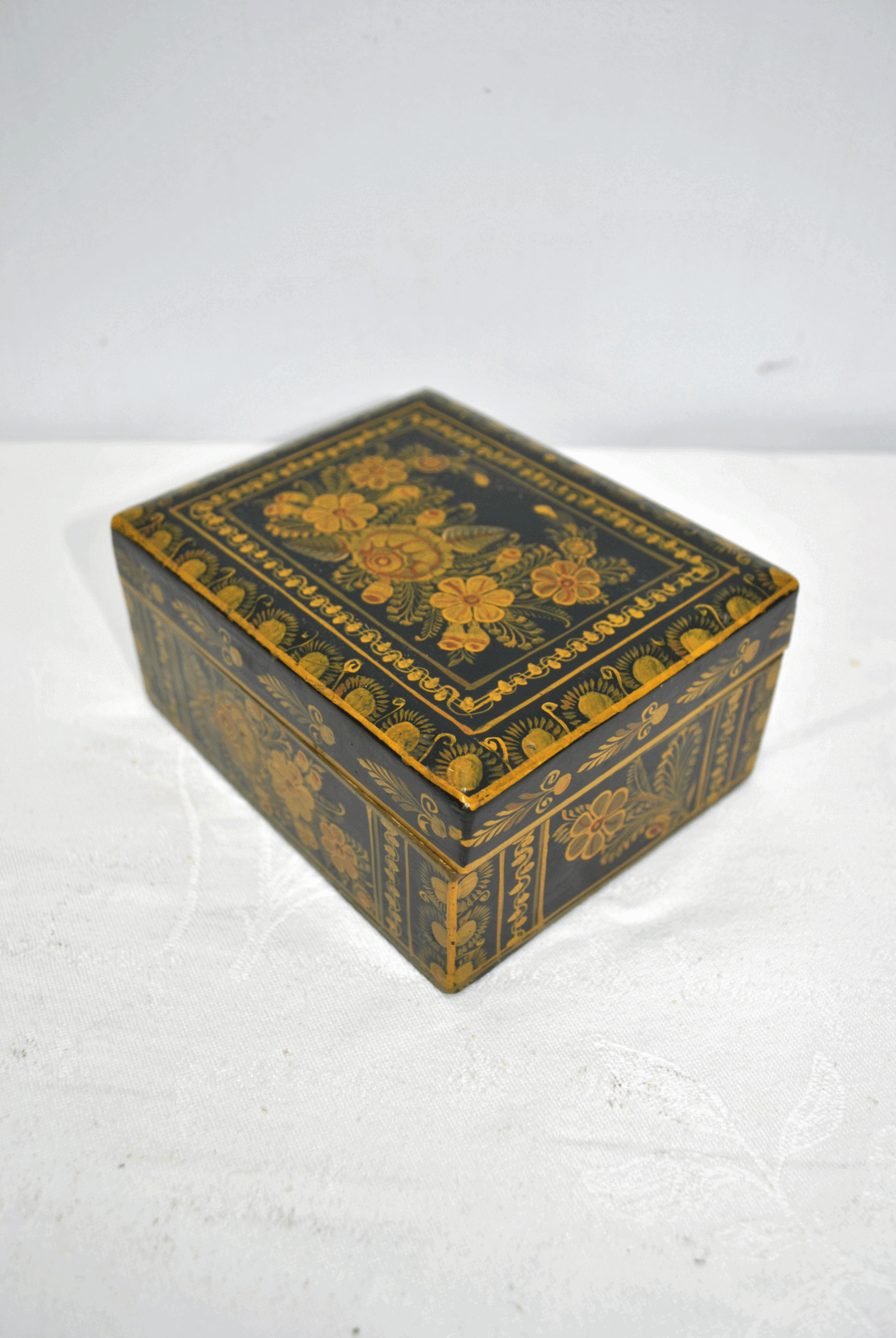 Caja antigua lacada flores - Imagen 4