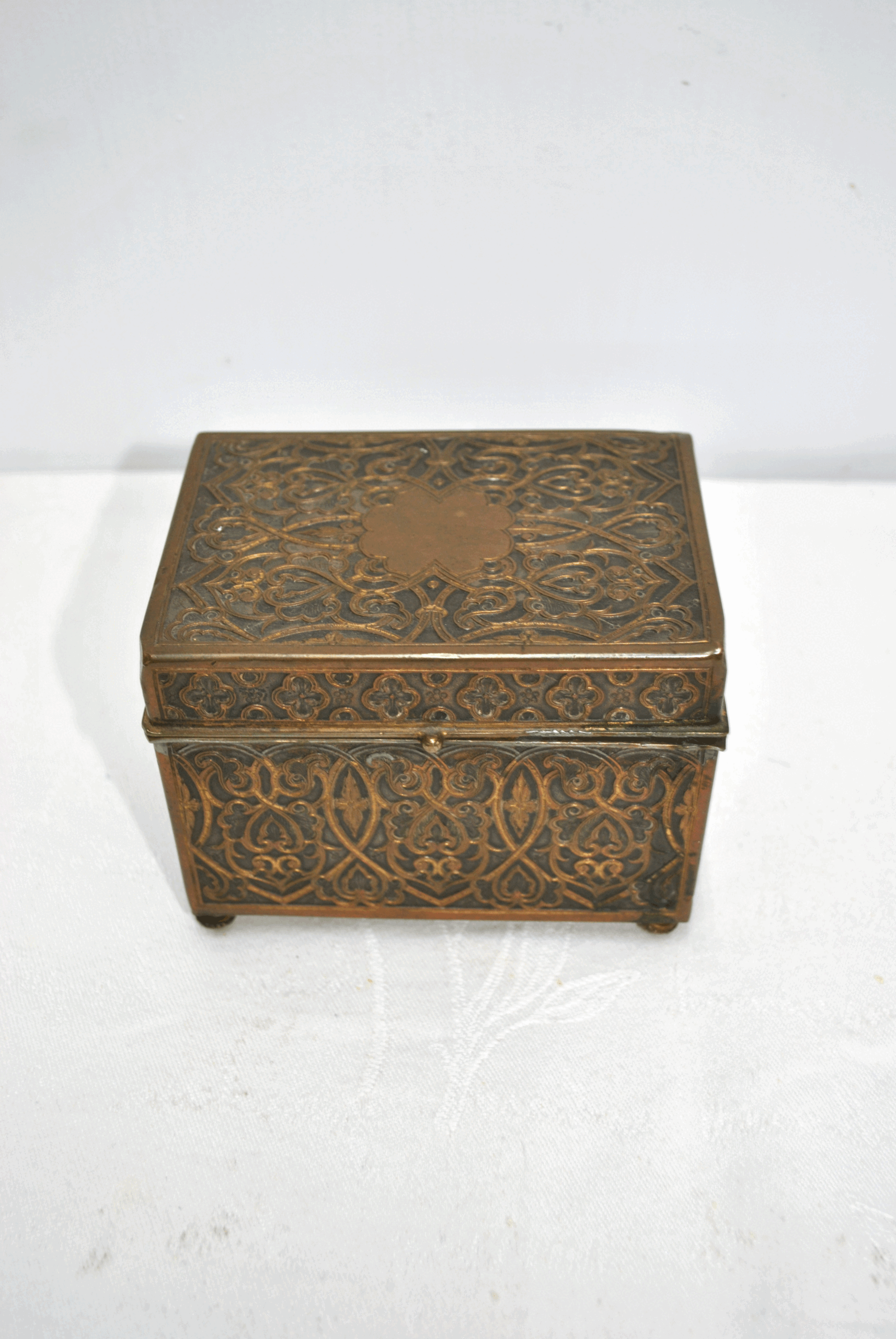 Caja o joyero bronce neogótico - Imagen 2