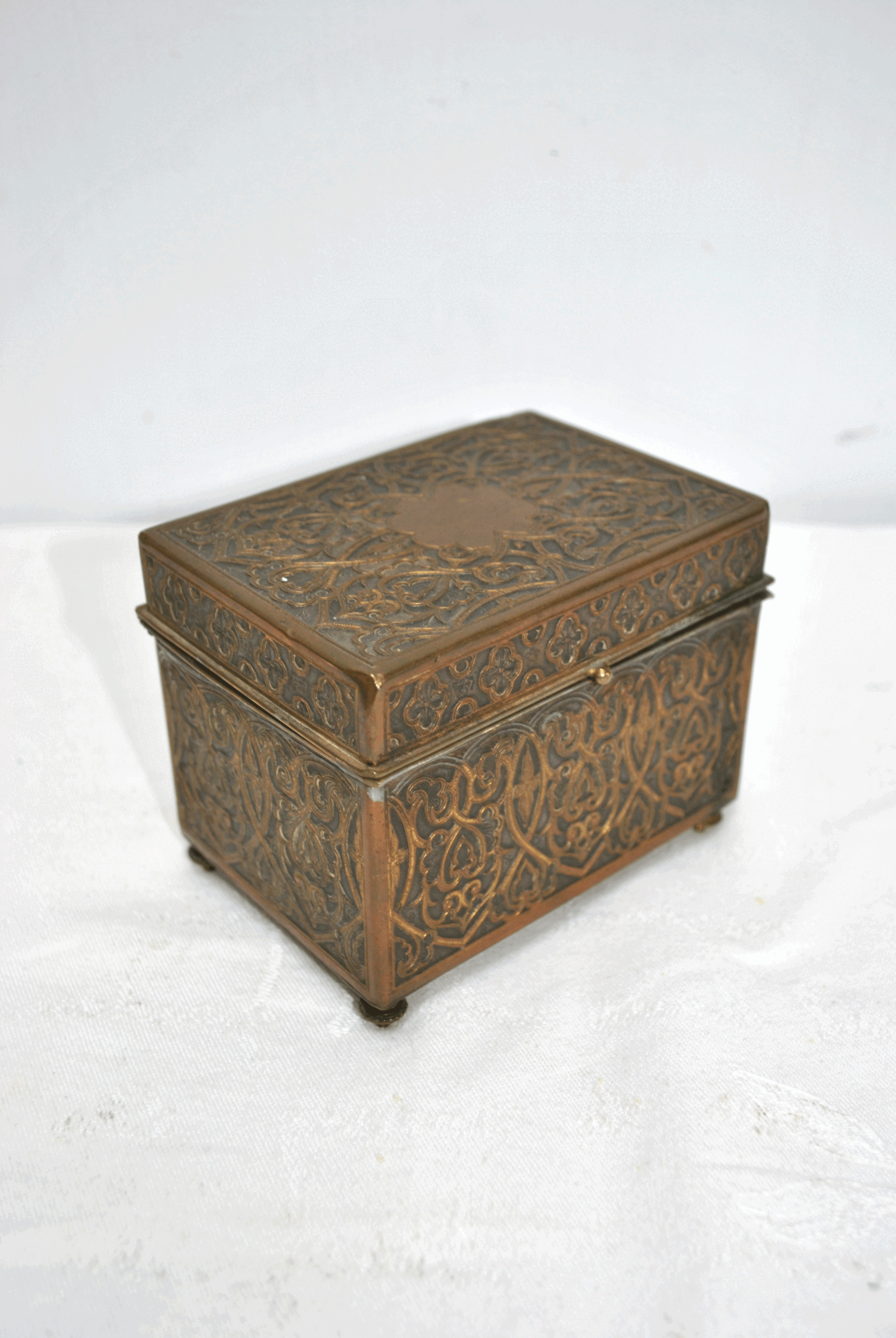 Caja o joyero bronce neogótico - Imagen 3