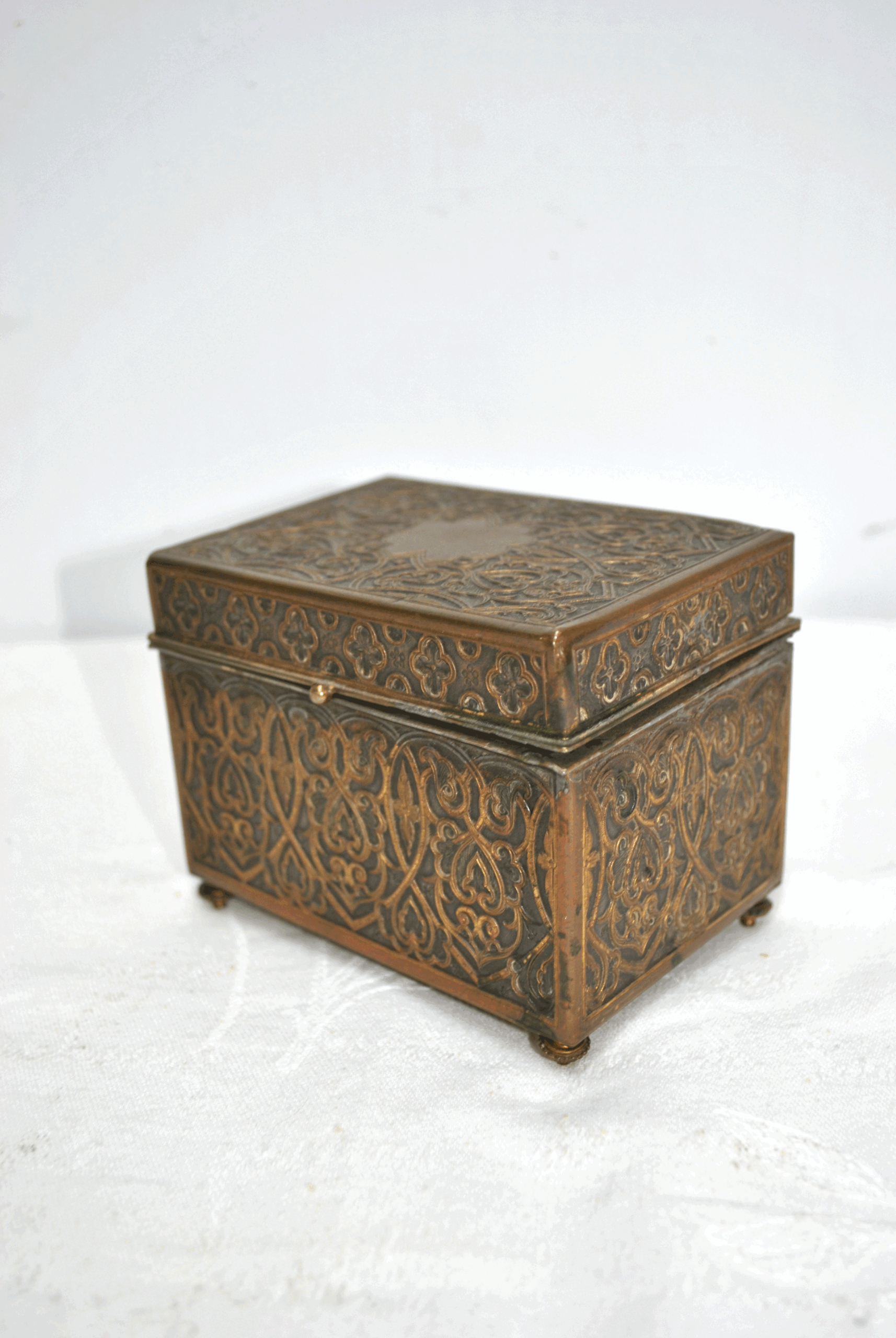 Caja o joyero bronce neogótico - Imagen 4