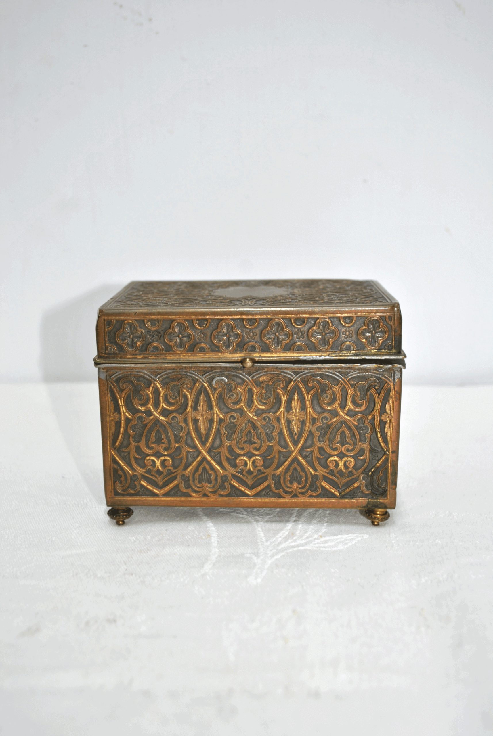 Caja o joyero bronce neogótico