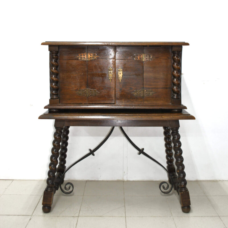 Bargueño antiguo con mesa