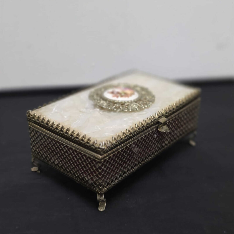 Caja o joyero metal y porcelana