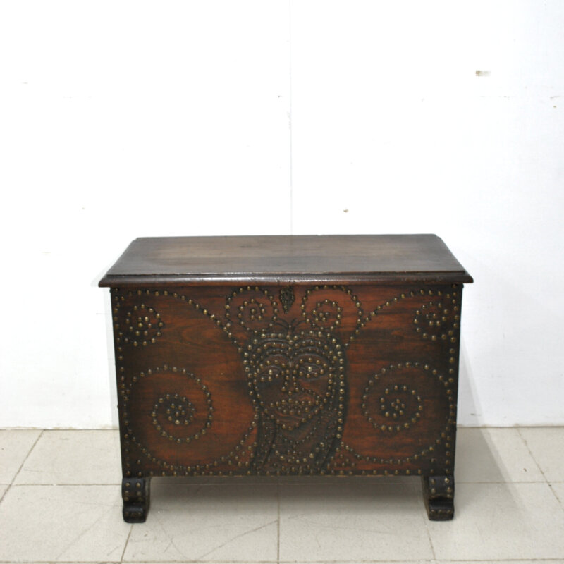 Baúl antiguo de madera y chinchetas