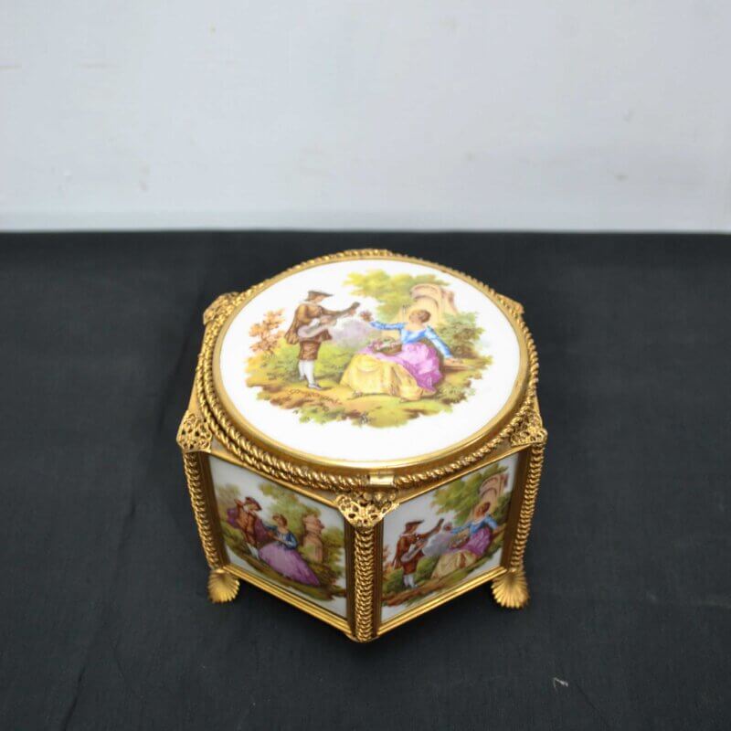 Joyero porcelana escena galante