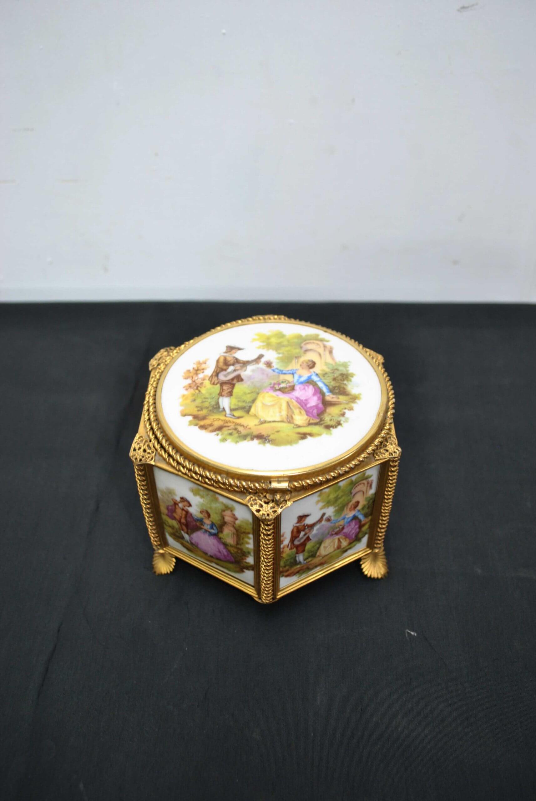 Joyero porcelana escena galante