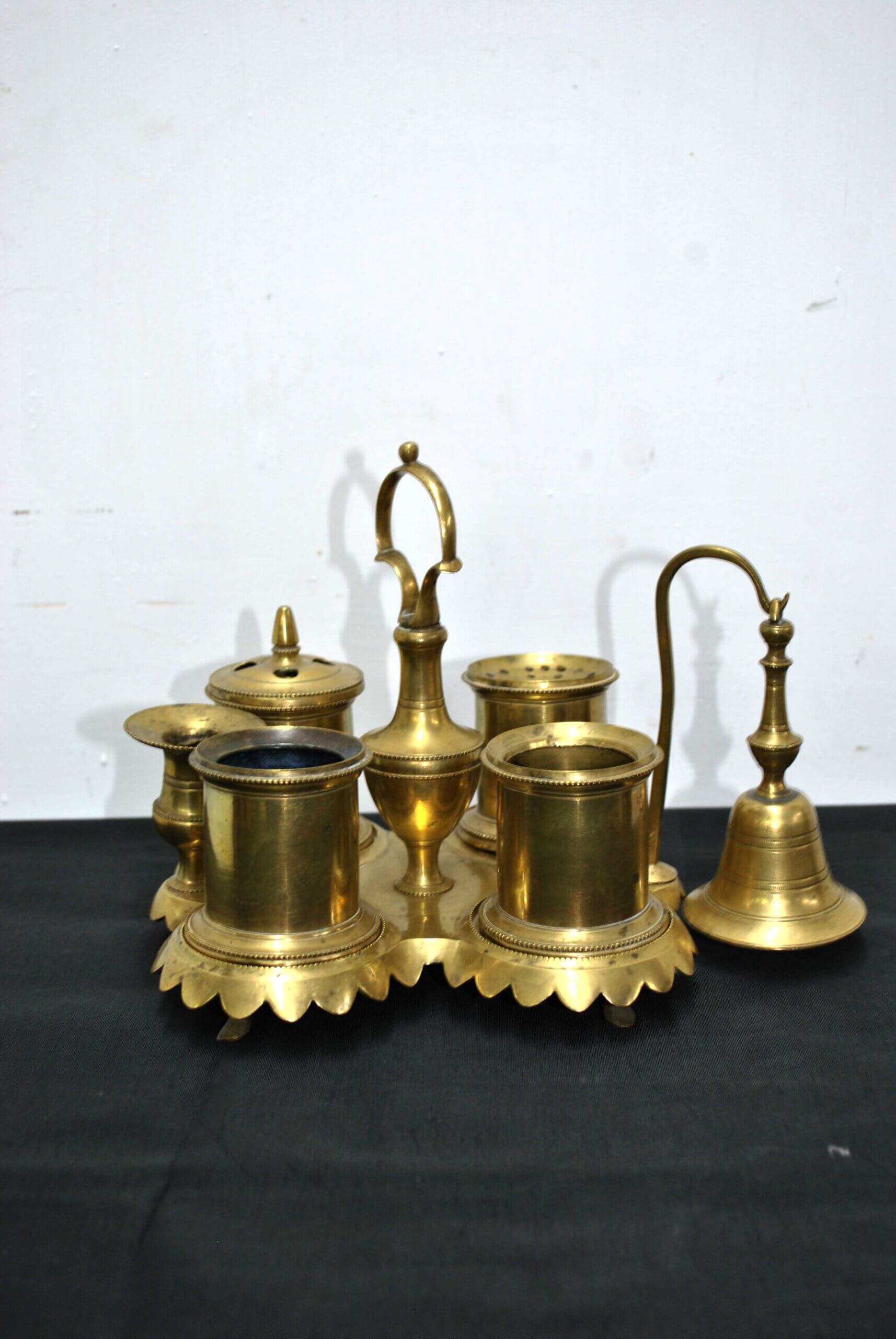 Escribania de bronce con campana