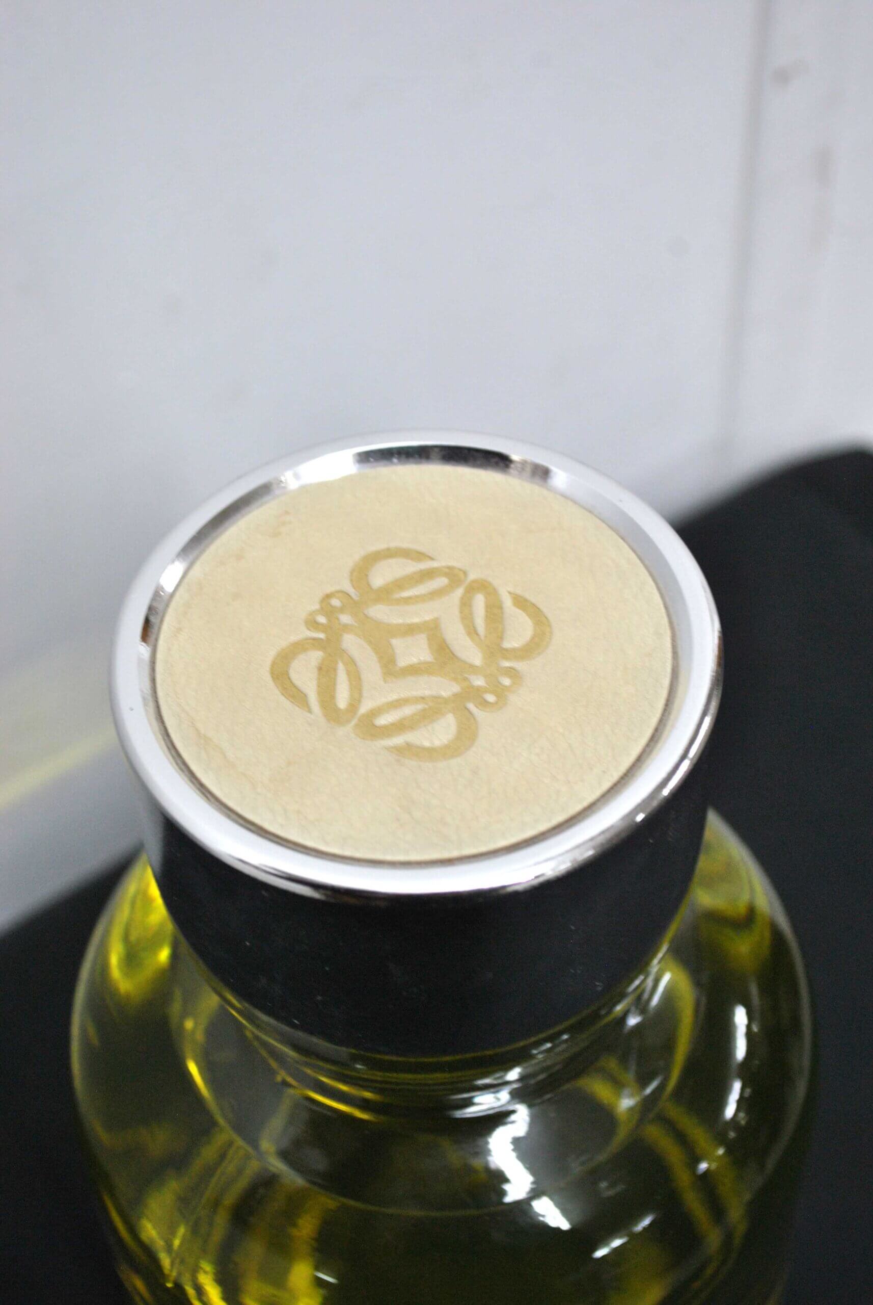 Frasco de perfume Loewe formato gigante - Imagen 3