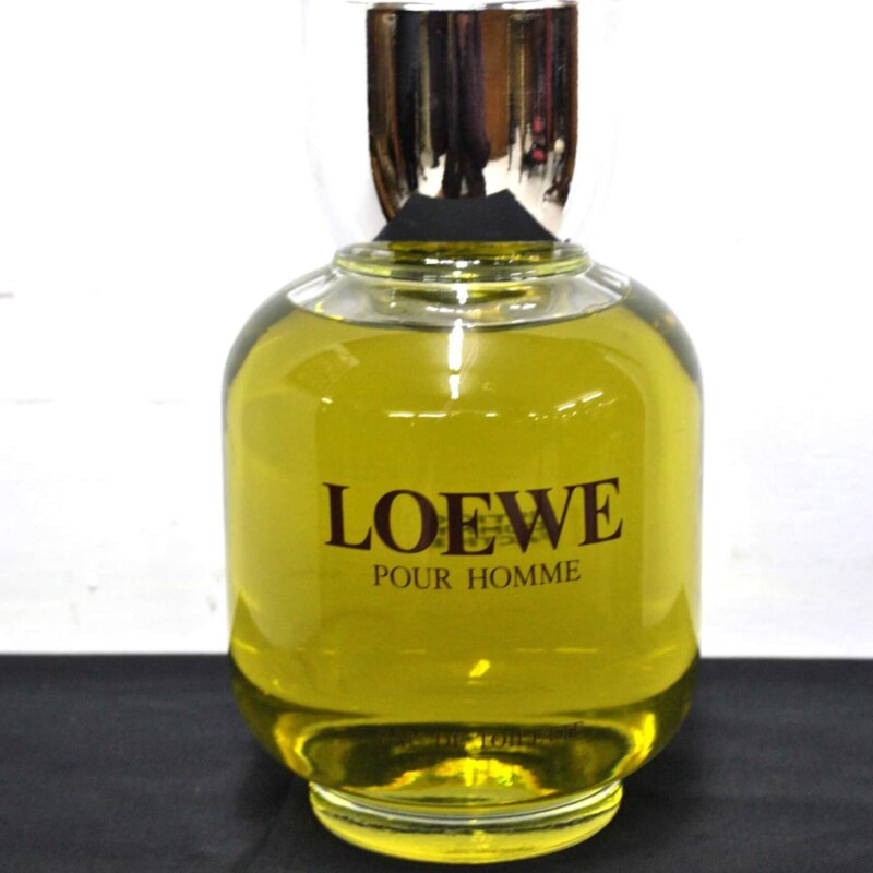 Frasco de perfume Loewe formato gigante