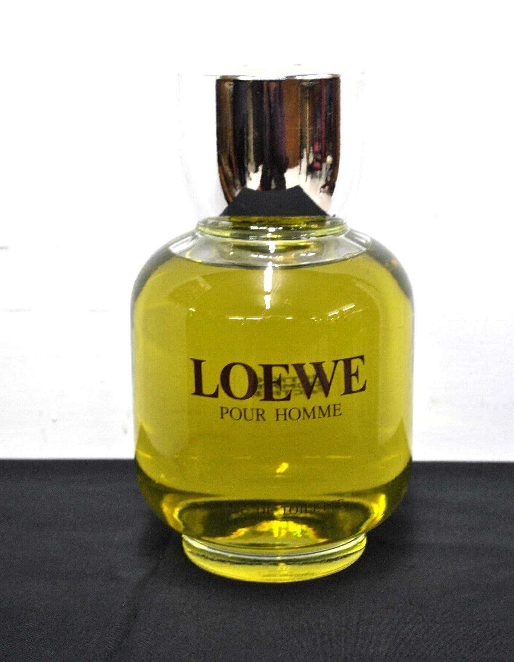 Frasco de perfume Loewe formato gigante
