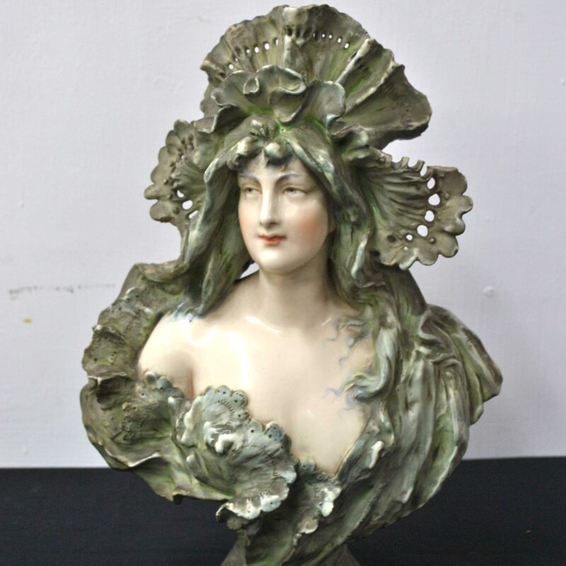 Busto dama modernista