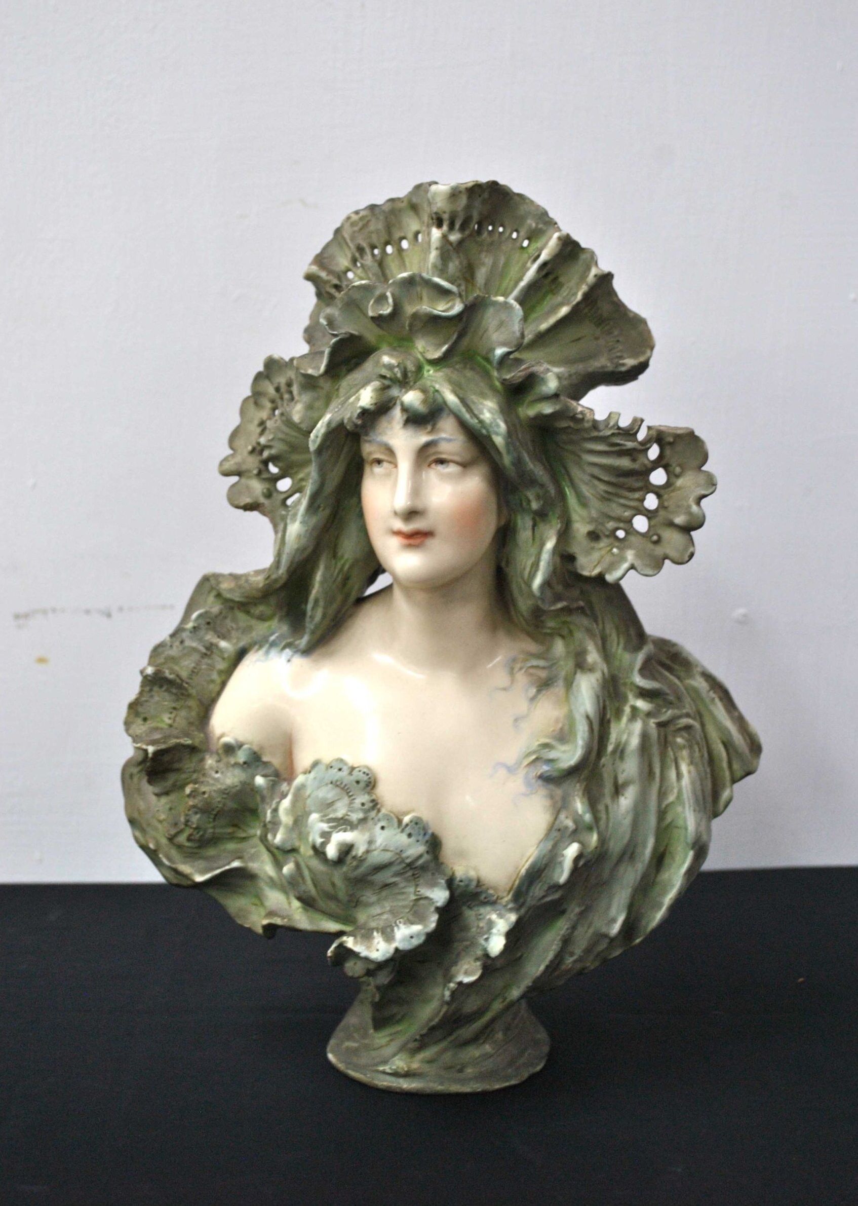 Busto dama modernista