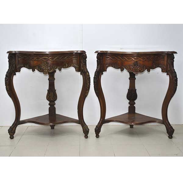 Pareja de consolas esquineras