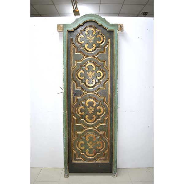 Puerta antigua de madera policromada