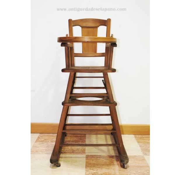 Trona antigua de madera