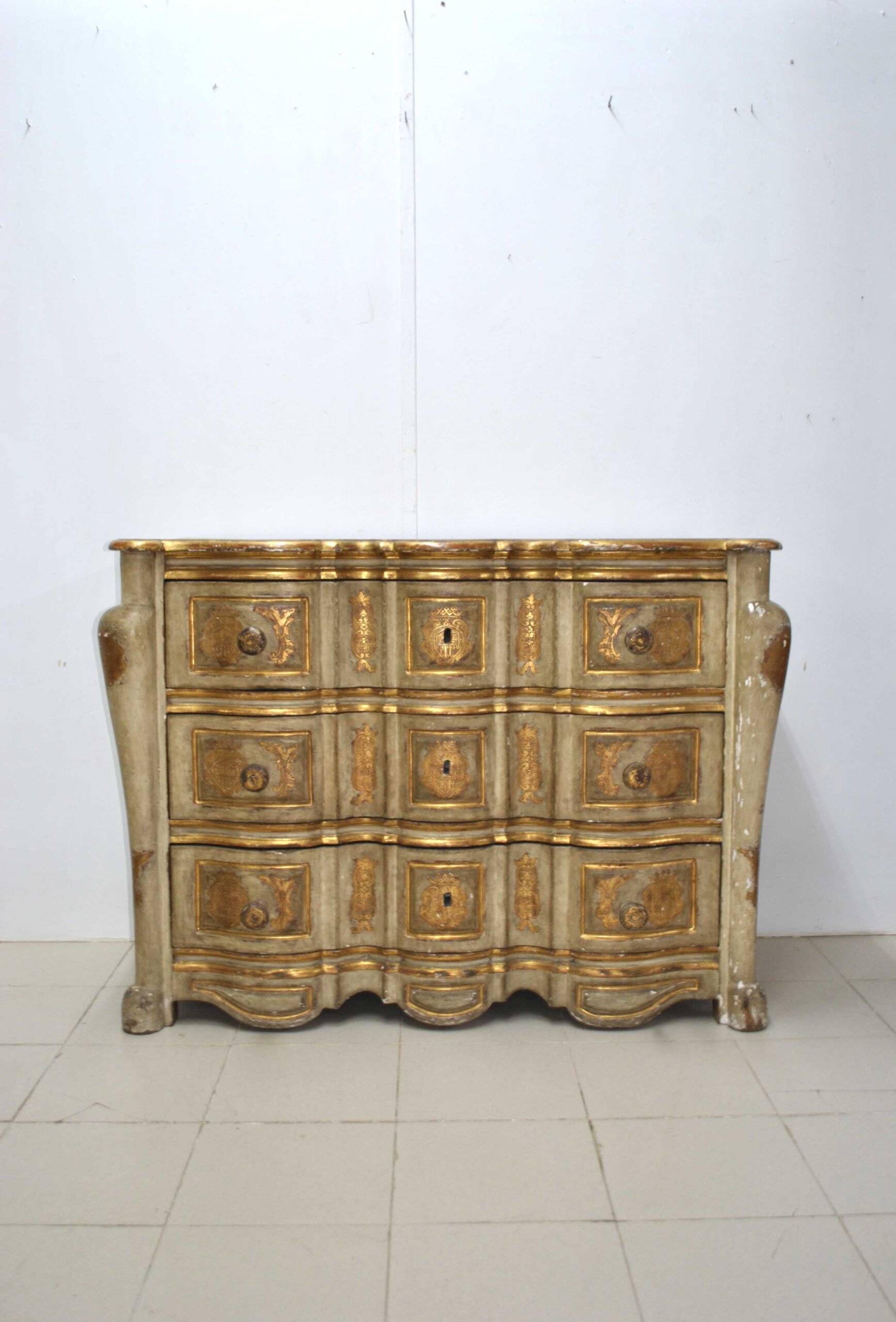 Cómoda S.XVIII madera policromada