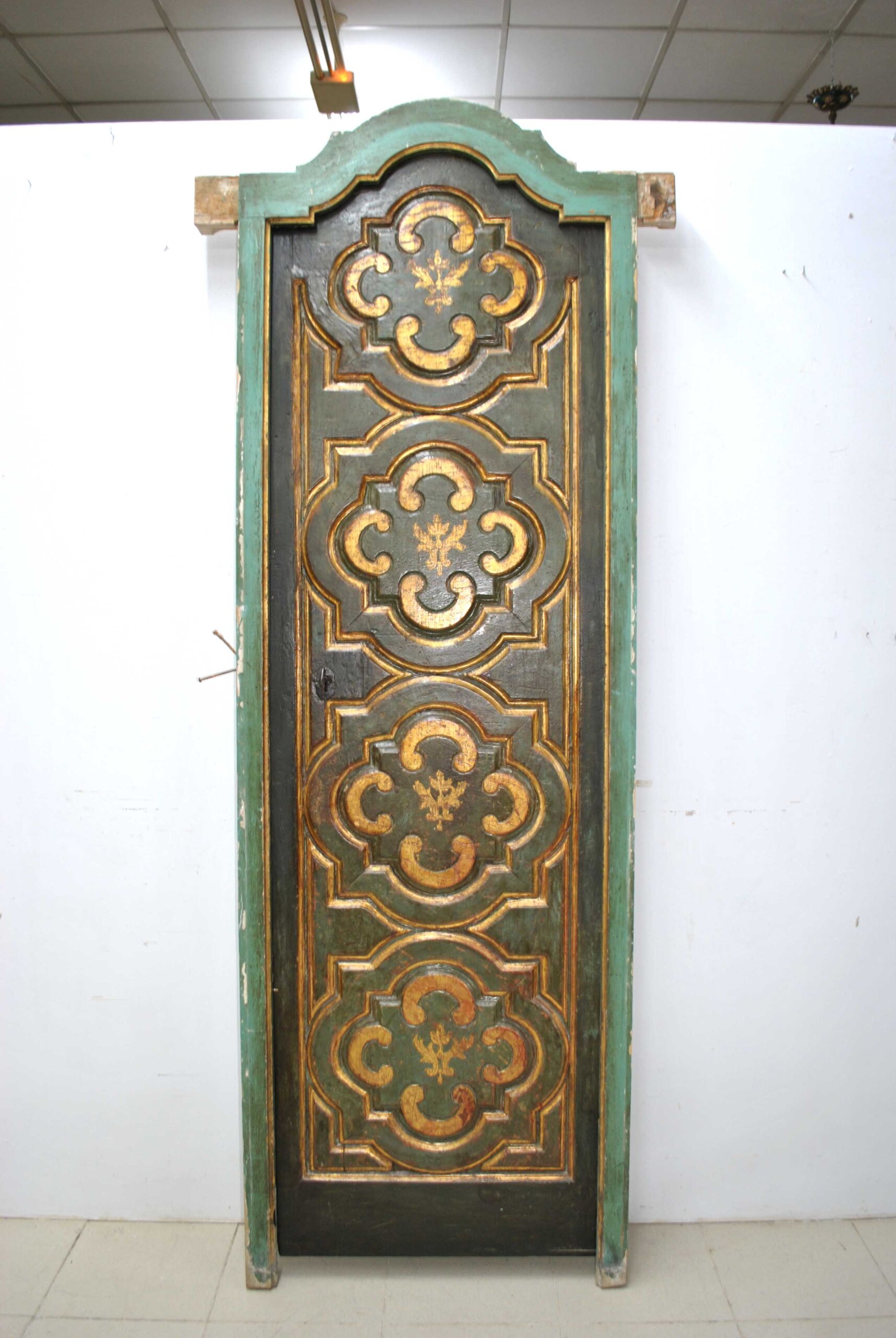 Puerta antigua de madera policromada - Imagen 2