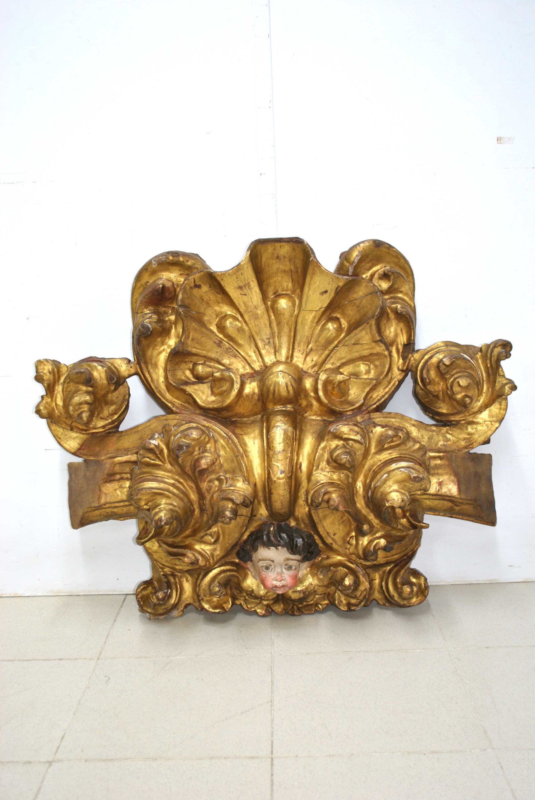 Fragmento tallado angelito querubín