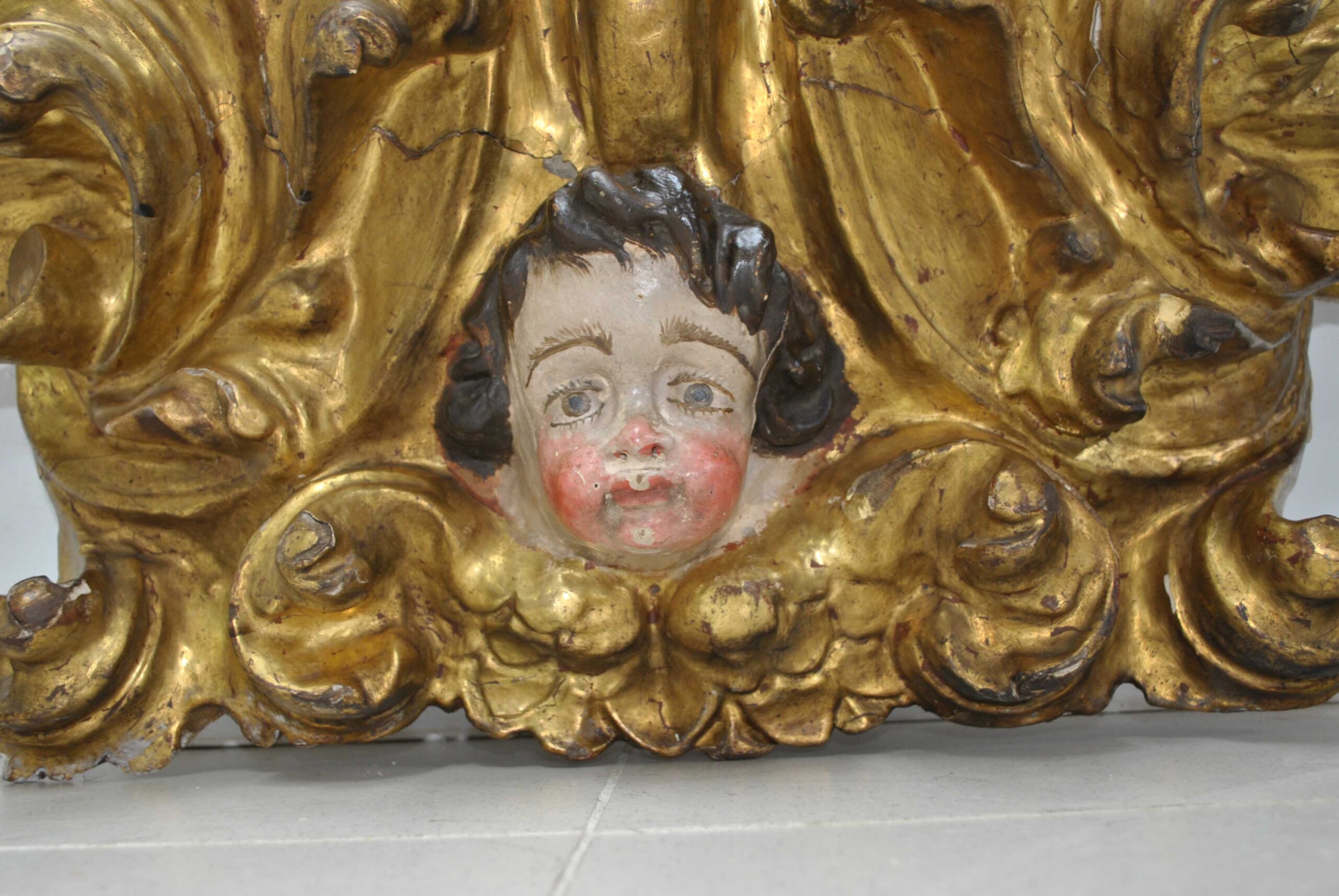 Fragmento tallado angelito querubín - Imagen 7