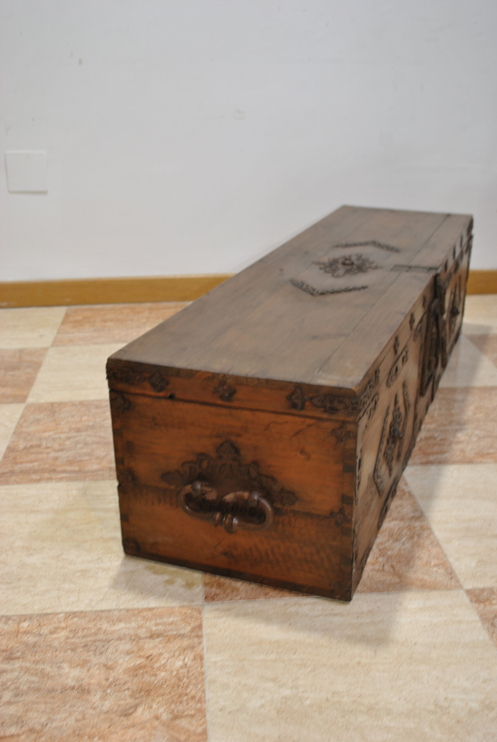 Arcón o baúl de madera con herrajes - Imagen 11