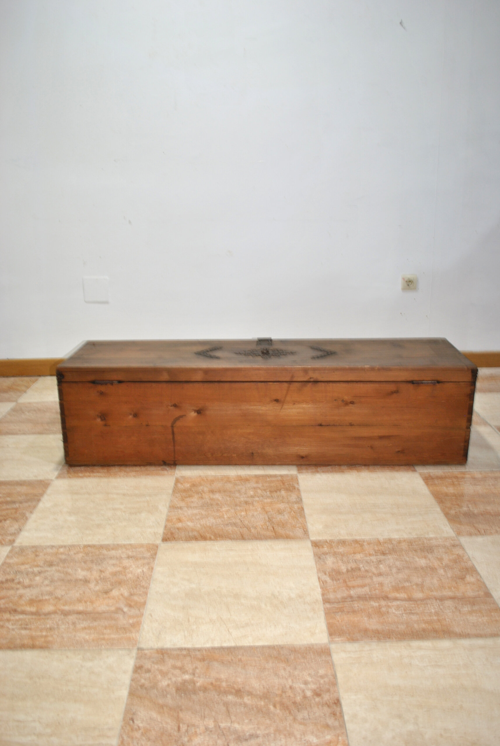 Arcón o baúl de madera con herrajes - Imagen 12