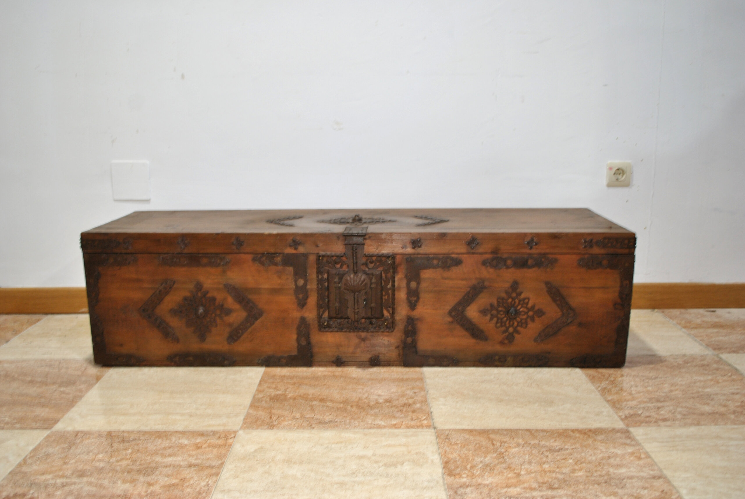 Arcón o baúl de madera con herrajes - Imagen 2