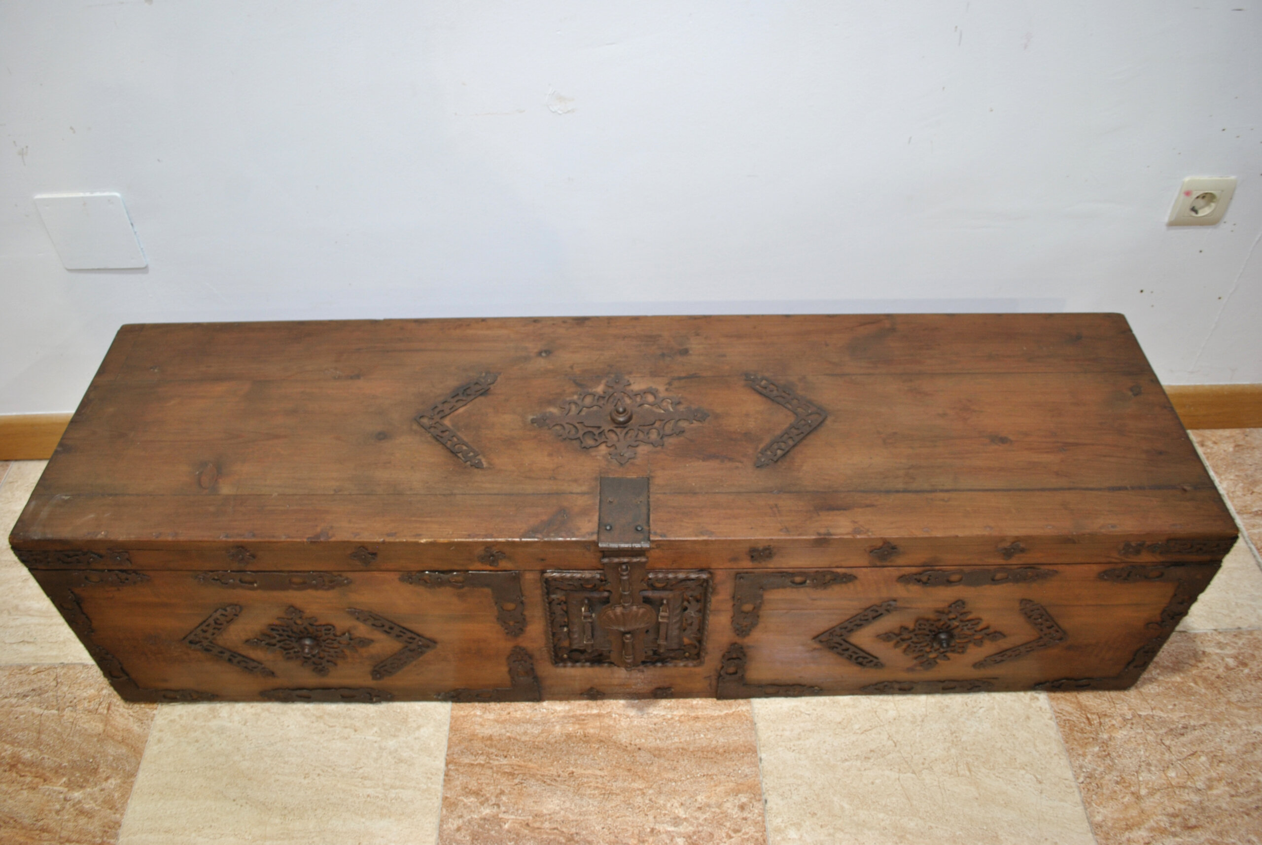 Arcón o baúl de madera con herrajes - Imagen 3