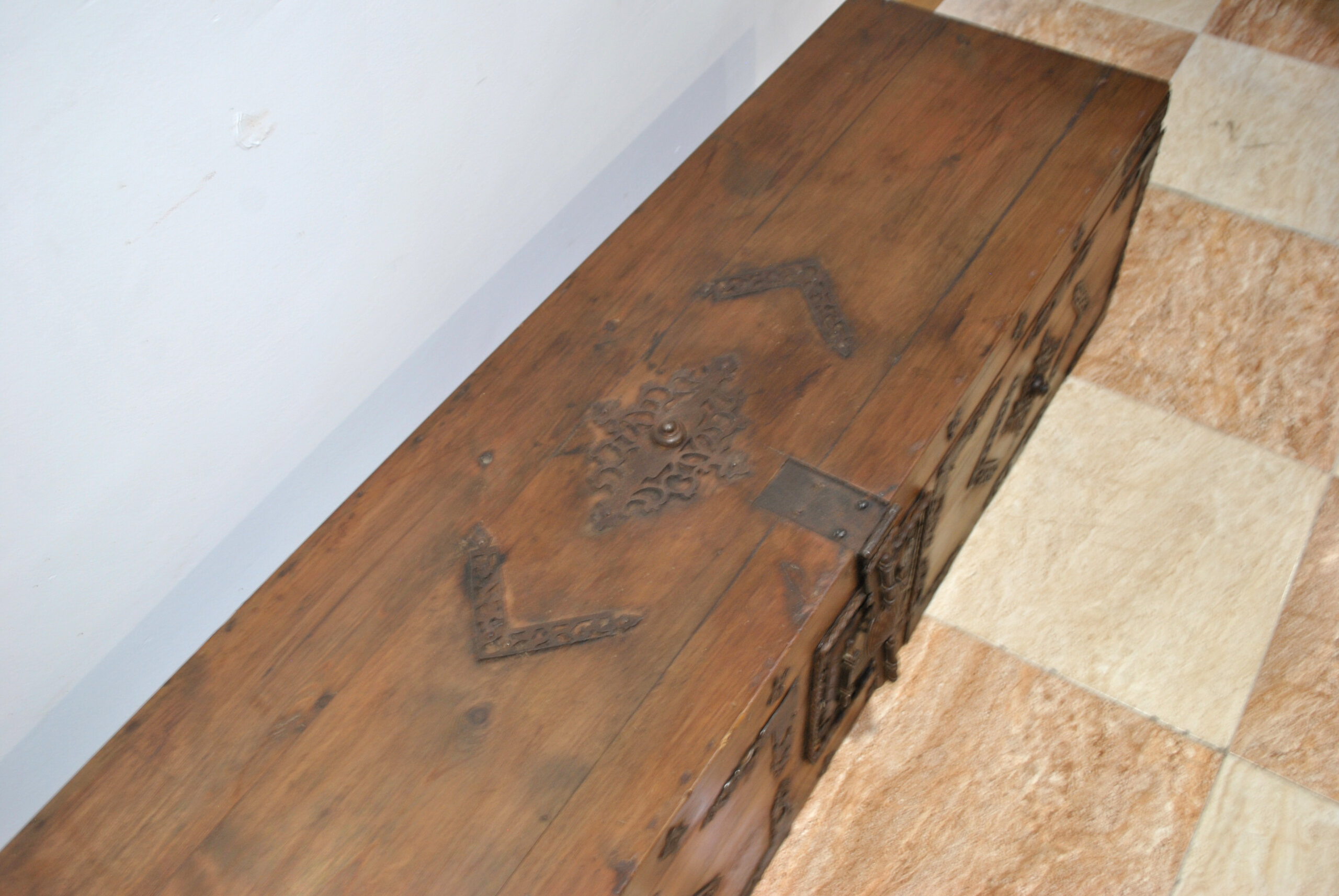 Arcón o baúl de madera con herrajes - Imagen 4