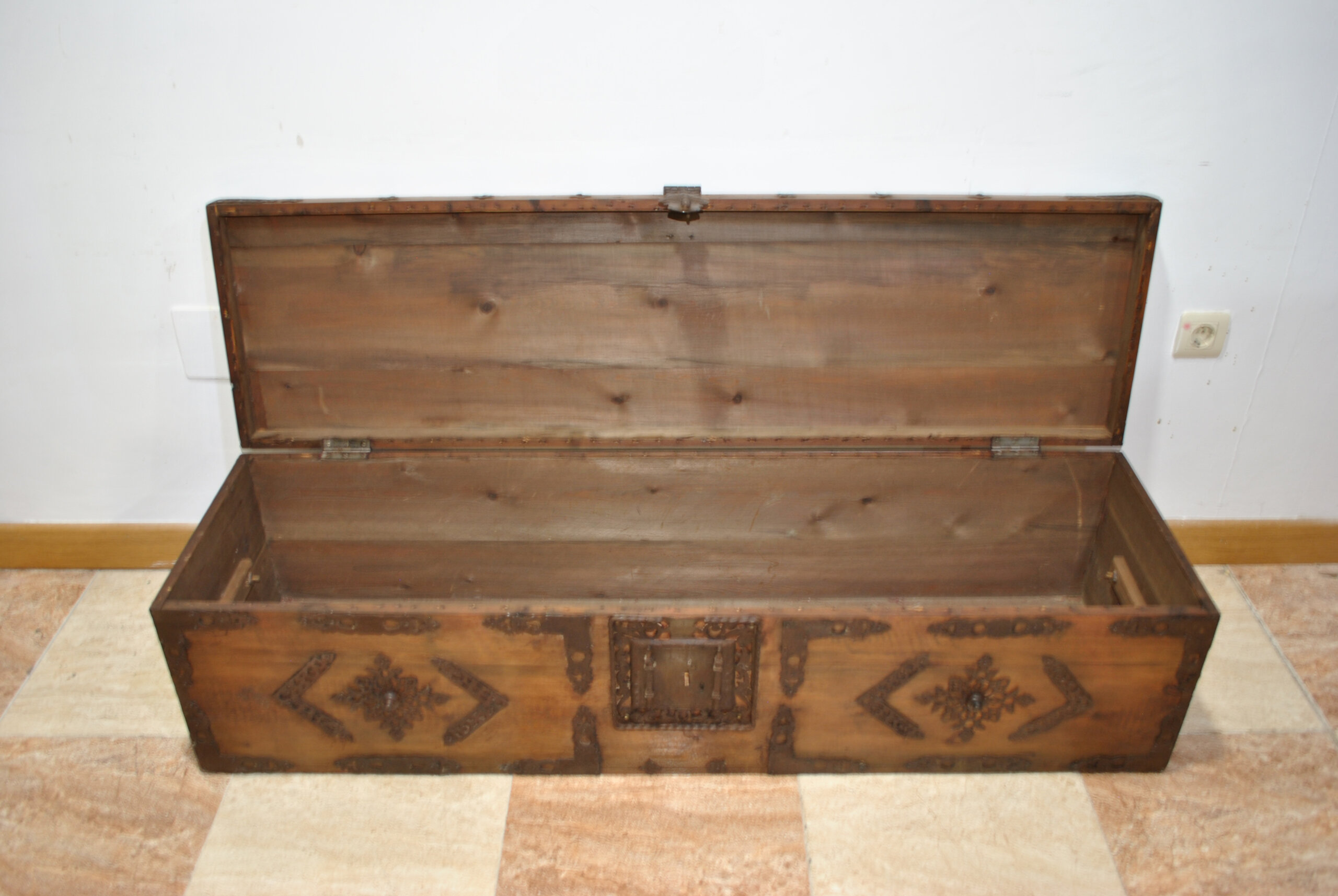 Arcón o baúl de madera con herrajes - Imagen 6