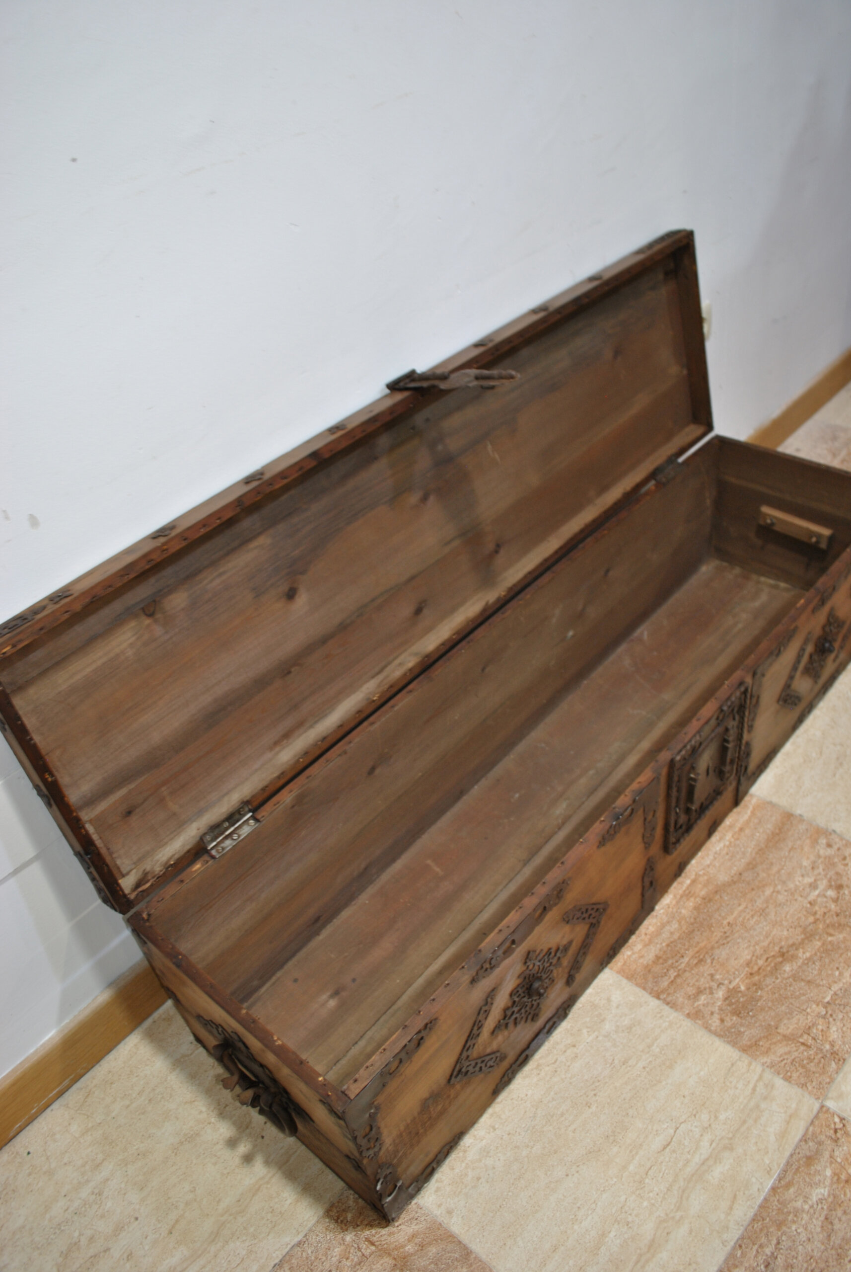 Arcón o baúl de madera con herrajes - Imagen 7