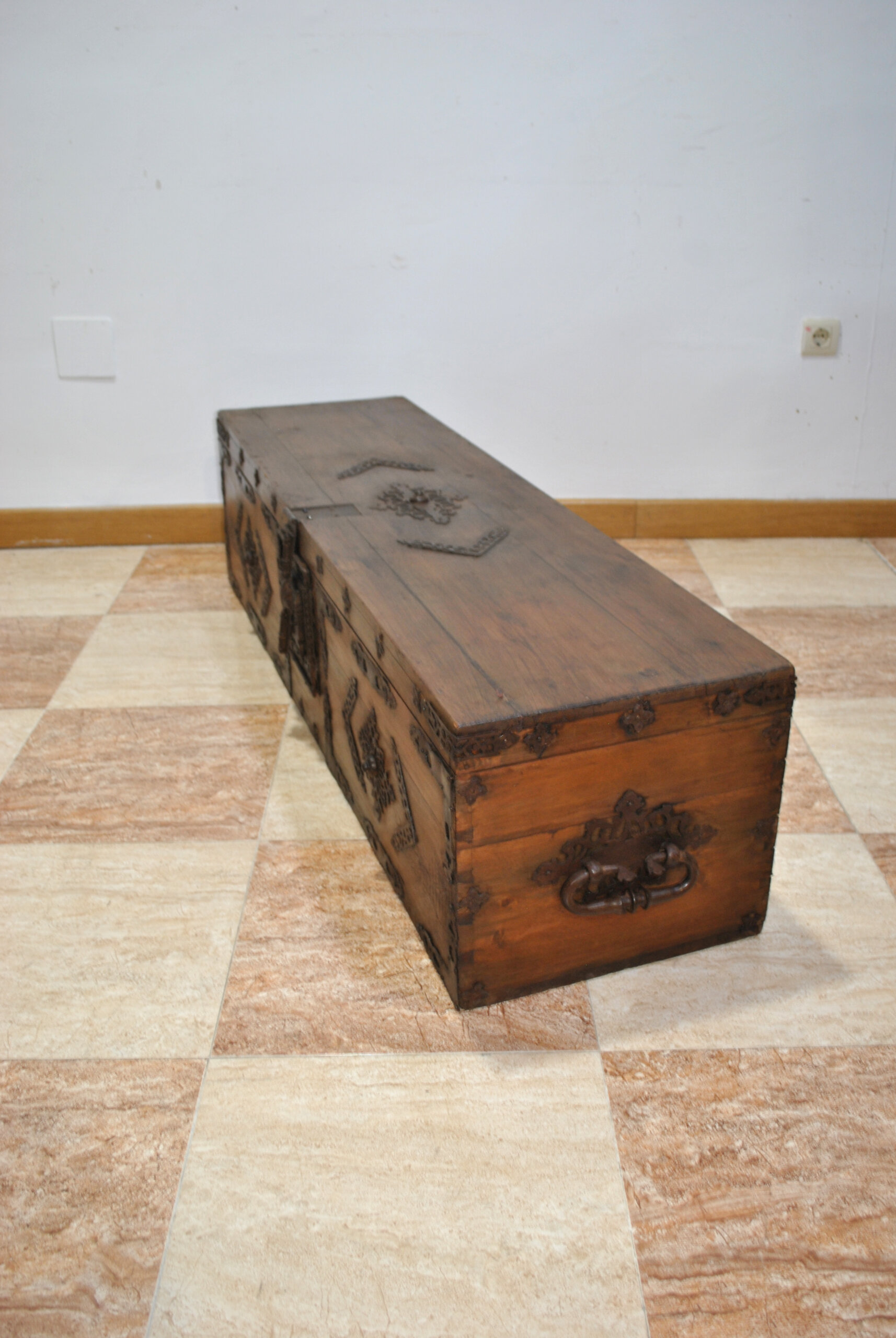 Arcón o baúl de madera con herrajes - Imagen 8