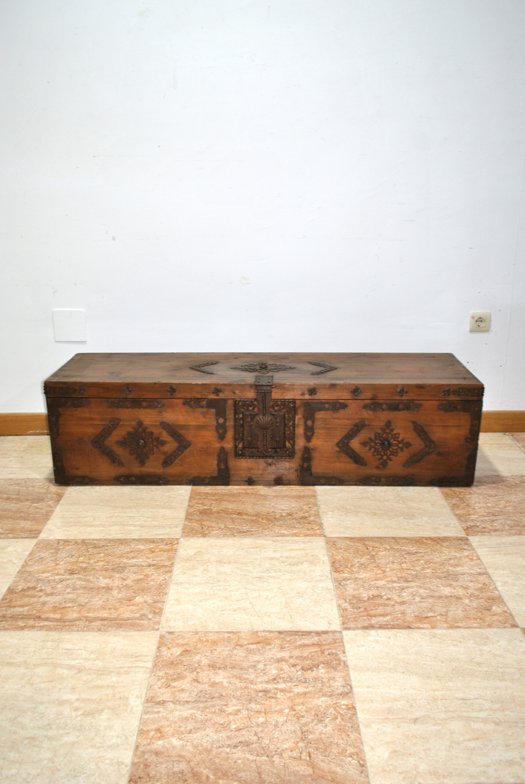 Arcón o baúl de madera con herrajes