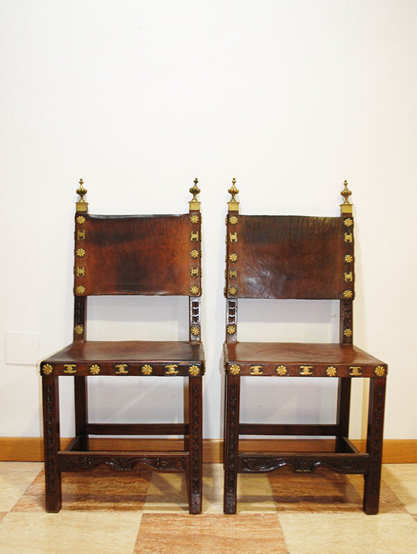Pareja de sillas antiguas cuero